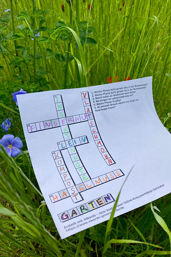 Spielidee Garten Kreuzworträtsel: Mit einfachen Generatoren, können selbst Kreuzworträtsel erstellen werden, die genau auf Deinen Garten und Deine Kinder angepasst sind. Das Bild zeigt ausgefülltes ein Kreuzworträtsel in der Wiese. Das Lösungswort ist "GARTEN".