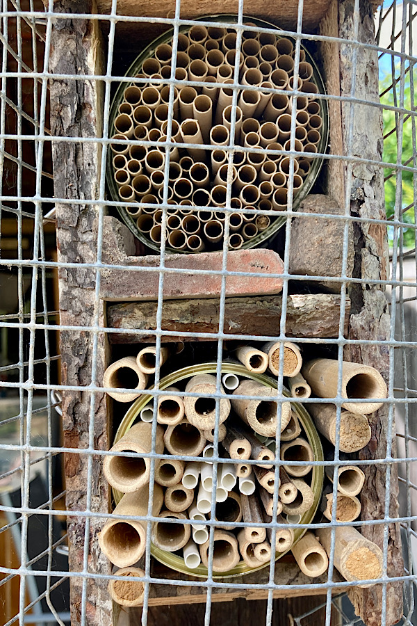 Spielidee im Garten Insektenhotel bauen: Das Bild zeigt ein selbtgebautes DIY-Insektenhotel bzw. "Nisthilfe für Wildbienen", die verschiedenen Wildbienenarten eine Nistmöglichkeit bietet.