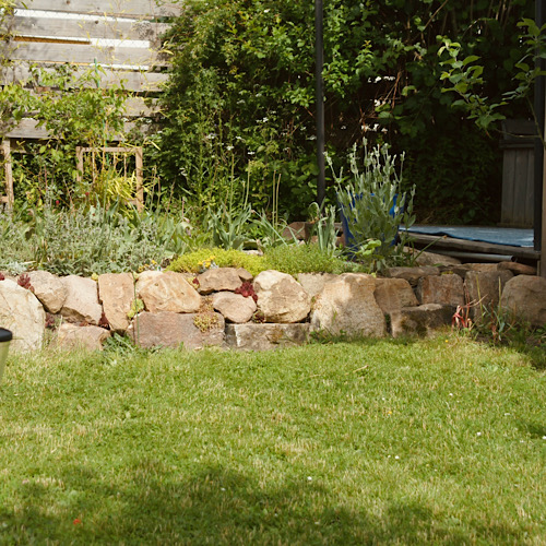 Garten anlegen Ideen: Zum Beispiel eine Trockenmauer, um kleine Hänge abzufangen. Sie lasst sich gut bepflanzen.